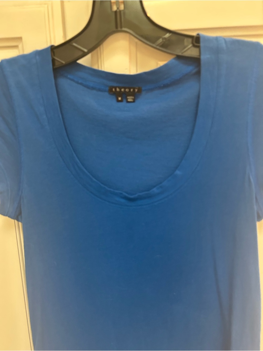 Theory Blue deep-Scoop Neck Tee with flattering cut Short Sleeves - Picture 3 of 6